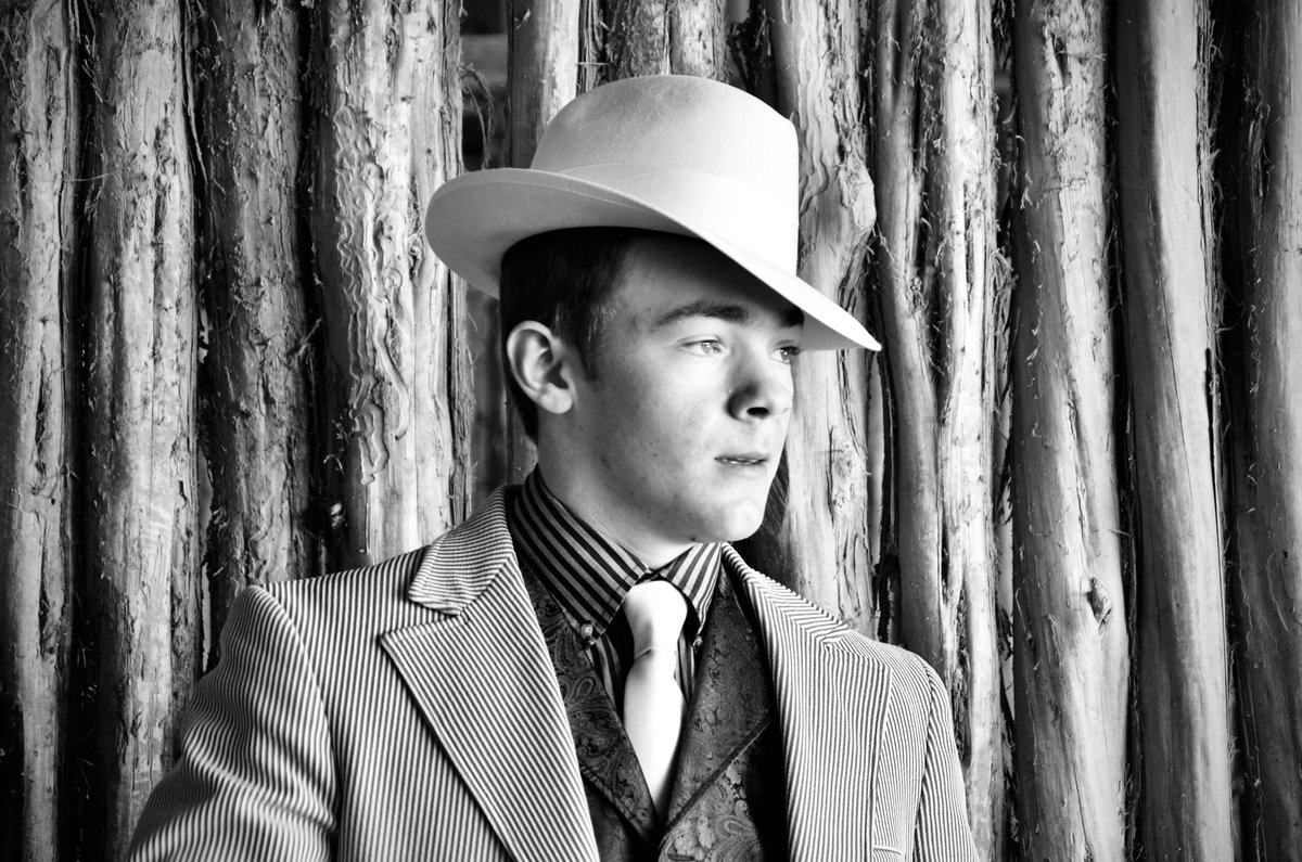 mattie_lue's tweet photo. Got the opportunity to take senior pictures for TK. He’s a pimp.🎲 #SeniorSunday https://t.co/WjAIBkg2Cj