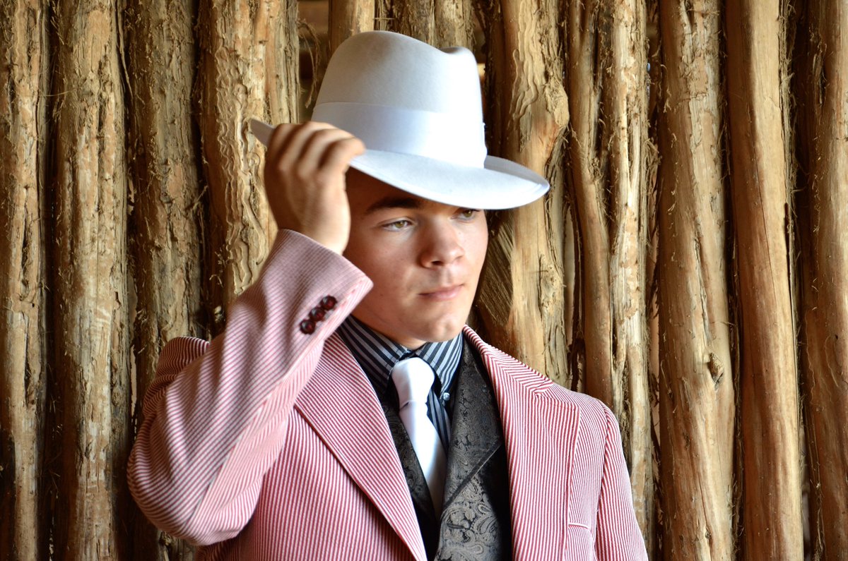mattie_lue's tweet photo. Got the opportunity to take senior pictures for TK. He’s a pimp.🎲 #SeniorSunday https://t.co/WjAIBkg2Cj