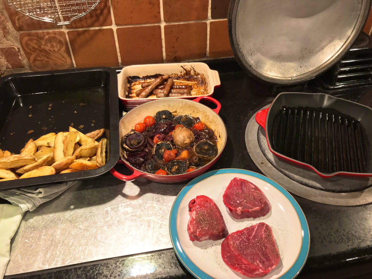 farmer_just's tweet image. 🤤 This is going to be good.... A rare treat Mr G is at home 🌧🌧🌧 so delicious #Scotchbeefpgi fillets, Scottish tomatoes, mushrooms, our own tatties and @RedTractorFood #British sausages and red onions, homegrown food 👍 #MeatwithIntegrity #farm365