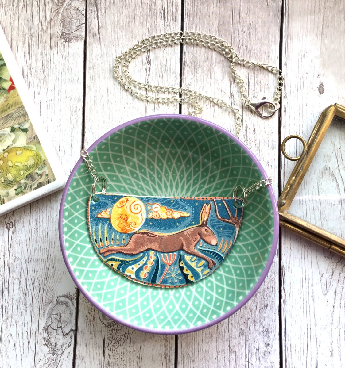 buck_lj's tweet photo. Also back in stock is my hare necklace for all #harelovers out there https://t.co/5CTsE2m83h #handmadehour #handmadeisbest #UKCraftHour #etsyfinds #illustratedjewellery https://t.co/qnTHzfvW2E
