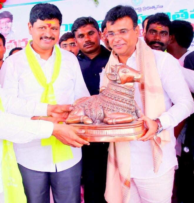 SantoshKumarBRS's tweet photo. @kp_vivekanand garu it’s your birthday and we wish you many more happy returns of the day and be blessed with good health and long life in public service.

How it would be, if 3 more plants
🌱🌱🌱 get a life on ur birthday?

Kyonki...
#HaraHaiTohBharaHai 
#GreenIndiaChallenge https://t.co/zatk49qnHj