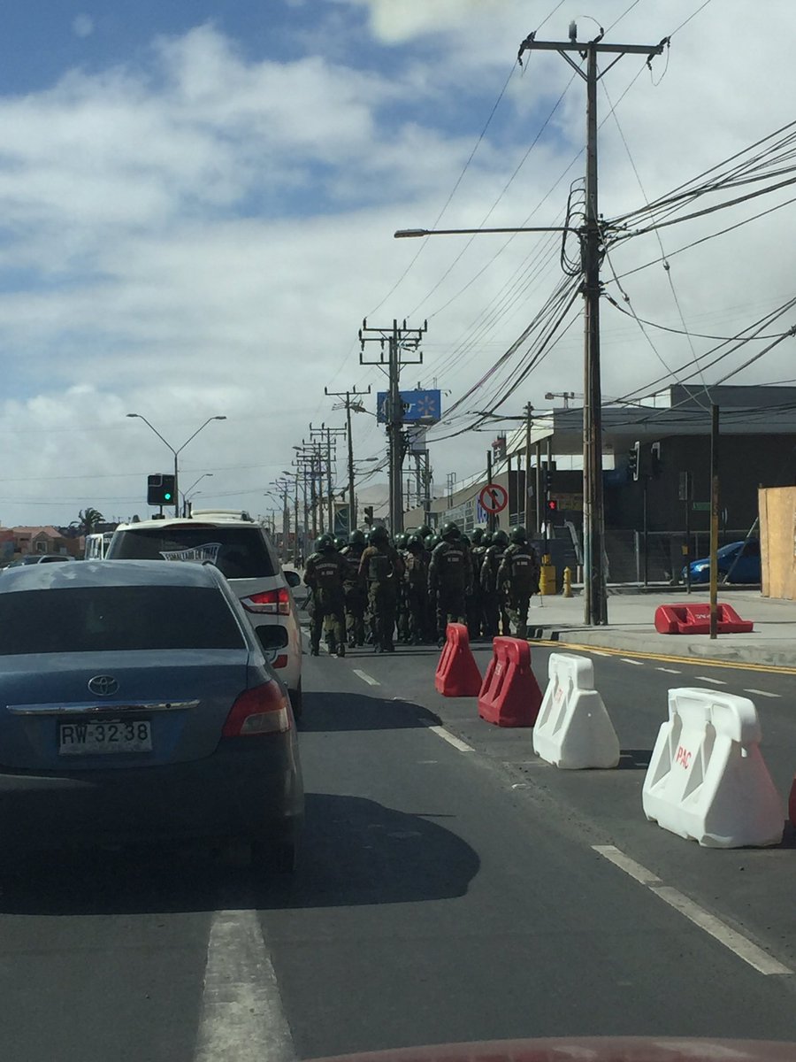 DeftPipe's tweet photo. Llegó la fuerza policial al líder #PedroAguirreCerda con #caparrosa #ChileSeCanso #Antofagasta @Cooperativa @reddeemergencia @biobio @tv_mauricio @vale_ortega @ValdebenitoNata https://t.co/eFRfRc3Uy1