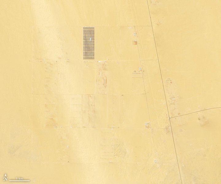 NASAEarth's tweet photo. #Egypt is near completion of one of the world’s largest solar energy installations. https://t.co/ps5ZmMdO32 https://t.co/HVrESl2z8W