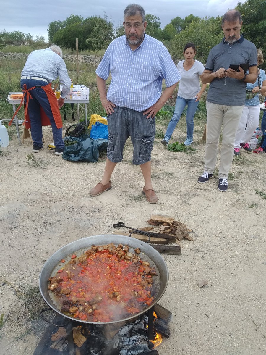xulius's tweet photo. Molt bon ambient aquest diumenge a #StPau durant la #TrobadadeConvivencia!
#Paelles #Ratafia #digestius i un llarg sobretaula!
#SPRibes @esplaixulius https://t.co/h9ePZFwpFB