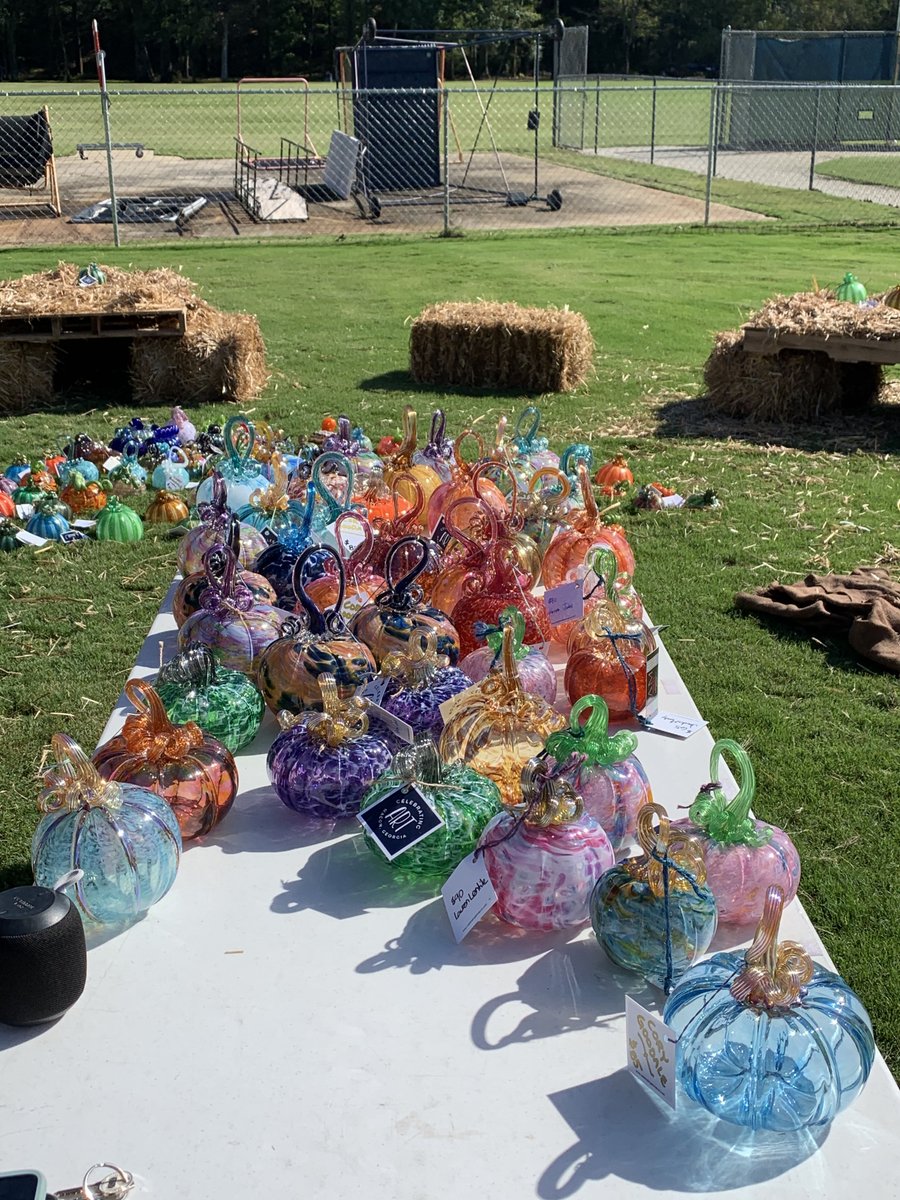 CelebrateArtMcn's tweet photo. When Celebrating ART is a work-in-progress, this is what you see. #glasspumpkinpatch #gallery6010artistmarketplace https://t.co/W0KRLR8AZX