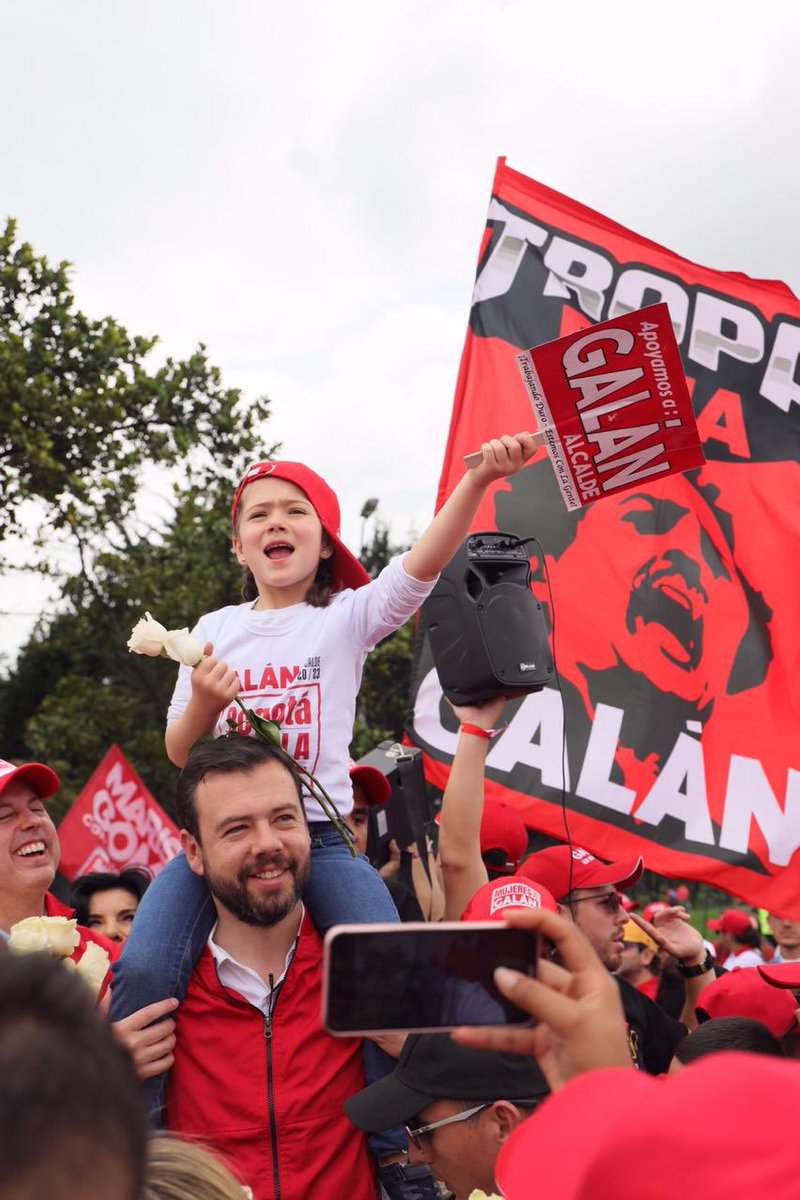 CarlosFGalan's tweet image. Así quisiera, no tengo cómo actuar desde la rabia o la polarización. Es una decisión de vida, por mis hijos, por mi esposa, por mi familia. Transformemos la forma de hacer política, hagamos que la gente se enamore del servicio público, de las instituciones, de las ideas!