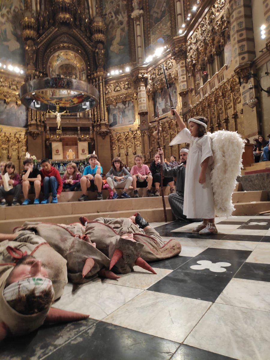 diablesvila's tweet photo. Aquest cap de setmana hem participat a la vetlla de la Romeria de Vilafranca a Montserrat, on hi hem representat el nostre acte sacramental. Gràcies @Parr_VFP per aquesta oportunitat! https://t.co/jfsVokIexX