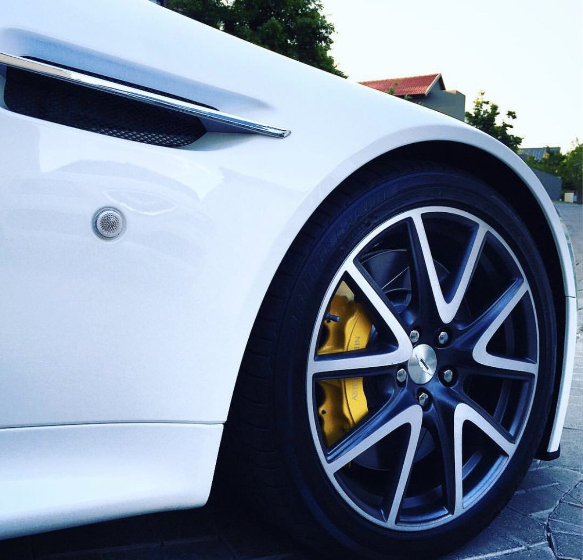 Diamond cut. Anthracite. Yellow calipers. #Astunday Vantage manual in Stratus White🇬🇧