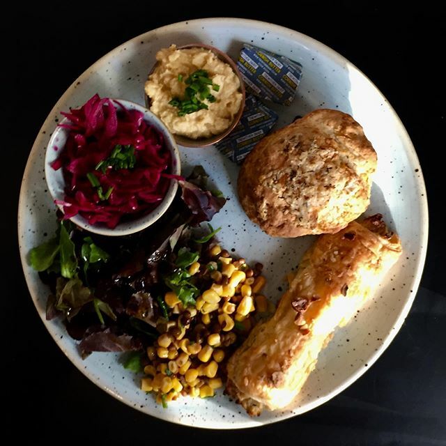 thecopperspoon's tweet photo. Our new autumn mezze plate - ๐leek and hazelnut sausage roll, seasonal salad, picked red cabbage, houmous and your choice of either vegan pumpkin scone or cheese scone ๐ฑ
#pumpkinscone #mezze #mezzeplate #mezzeplatter #vegan #vegancornwall #cheesescโฆ https://t.co/jJxkBbcdNg https://t.co/nk6XQUYY3B