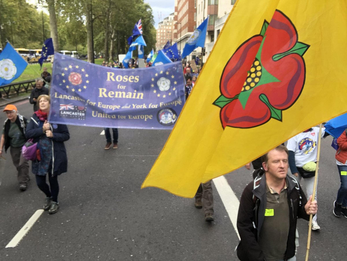 York4EU's tweet photo. #RosesForRemain at the #PutItToThePeopleMarch. #LetUsBeHeard https://t.co/Xnn7SMQwtJ