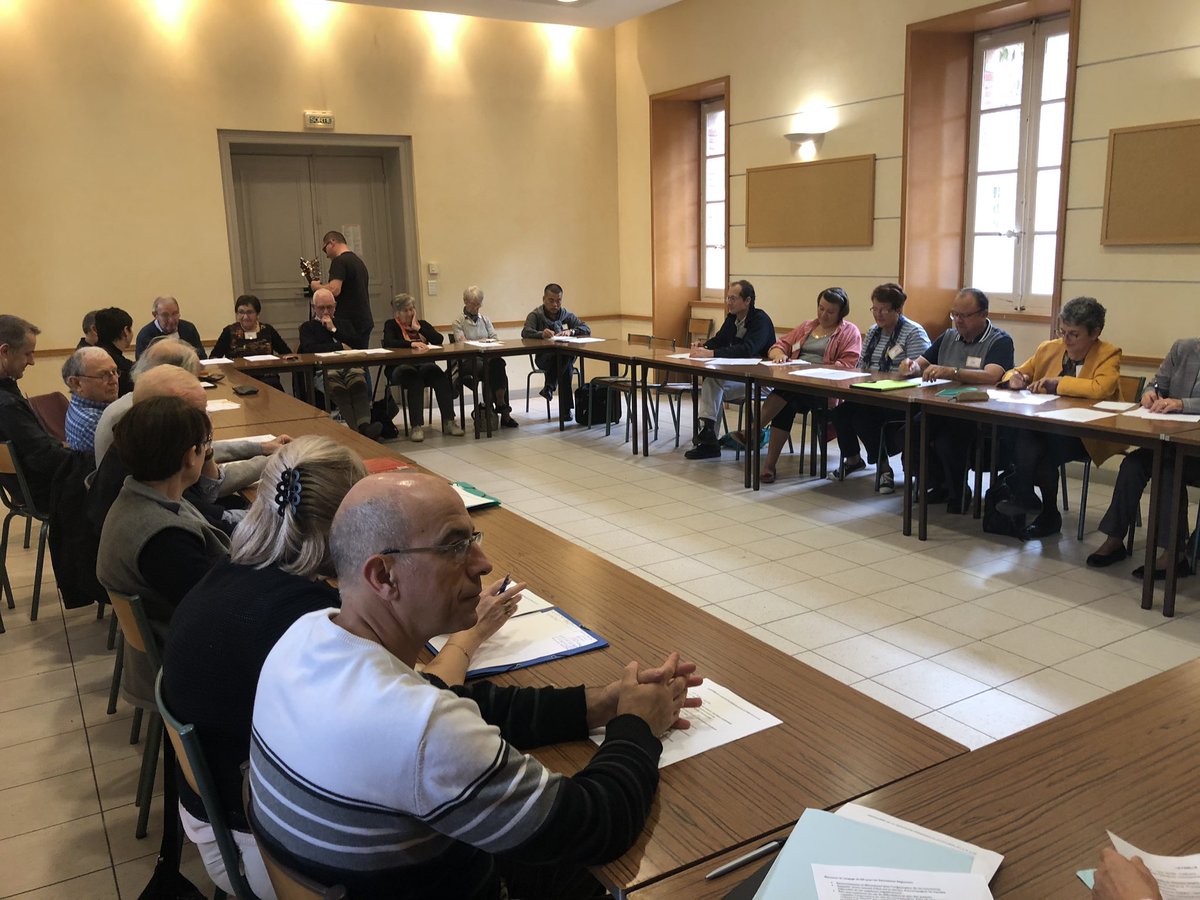 et_partage's tweet photo. Les équipes  Midi Pyrénées de Partage et Rencontre, réunies aujourd’hui à Albi, pour échanger sur le thème de la #Famille . Dans ce monde désorienté, souvent confrontant, les participants ont partagé leur désir d’accueil des différences et de confiance dans l’avenir. https://t.co/3fGHKbNjm0