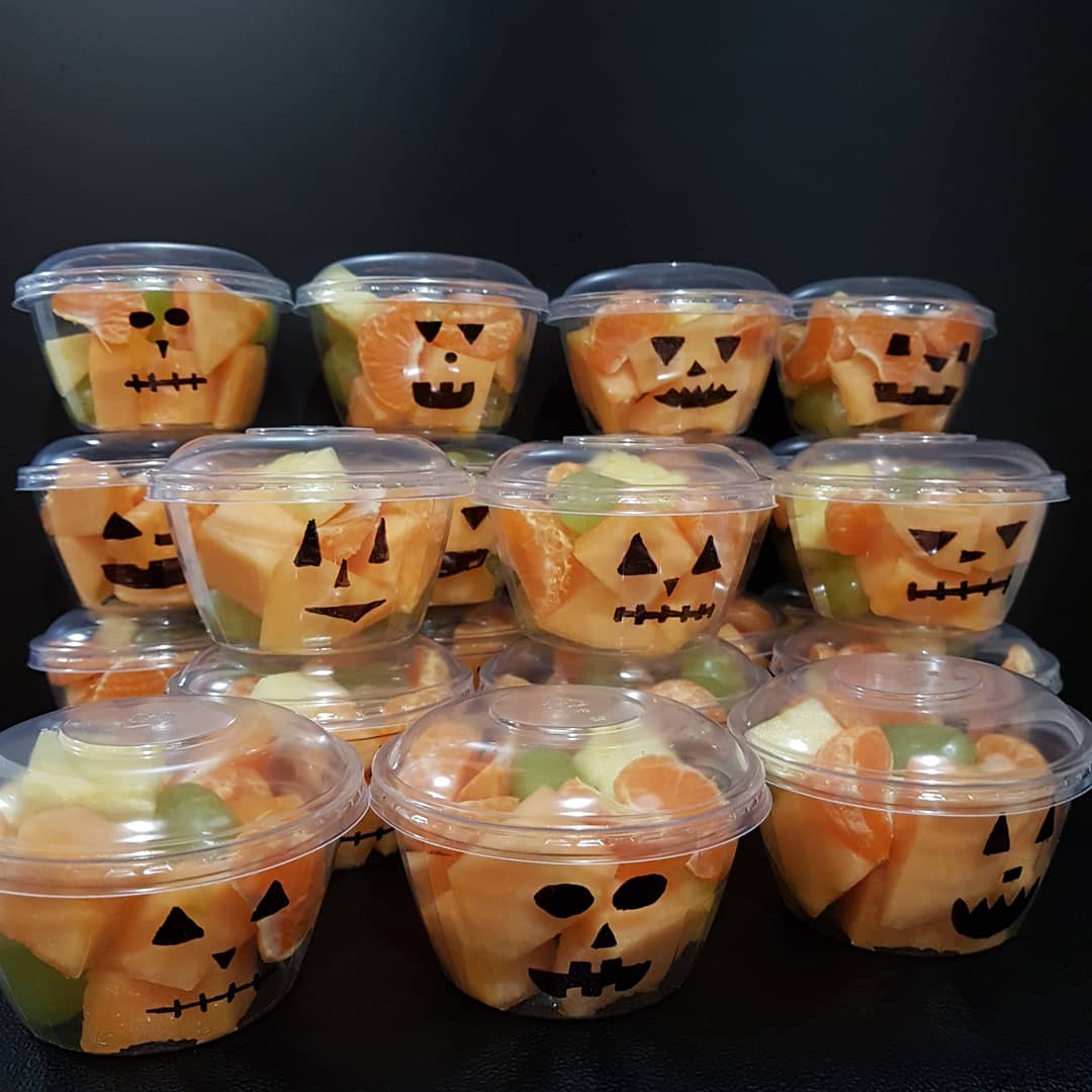 FabulousStop's tweet photo. Made these cute Halloween themed snacks for a hungry minor hockey team to indulge in during a break in games at an away tournament. Healthy and fun!

#fruitenergy
#freshfruittreat
#teamtreat
#jackolanternfruitcups https://t.co/hiwvkzmJfz