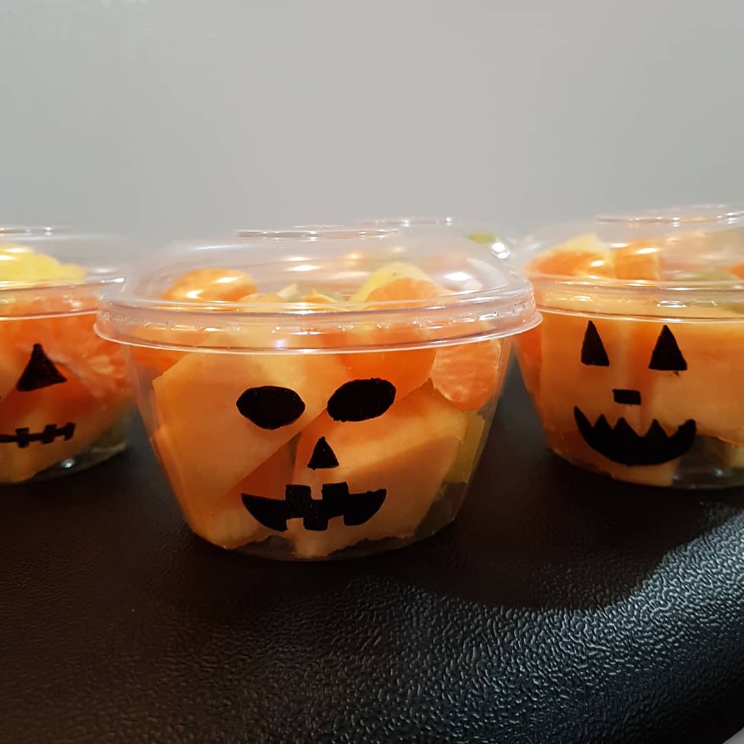 FabulousStop's tweet photo. Made these cute Halloween themed snacks for a hungry minor hockey team to indulge in during a break in games at an away tournament. Healthy and fun!

#fruitenergy
#freshfruittreat
#teamtreat
#jackolanternfruitcups https://t.co/hiwvkzmJfz