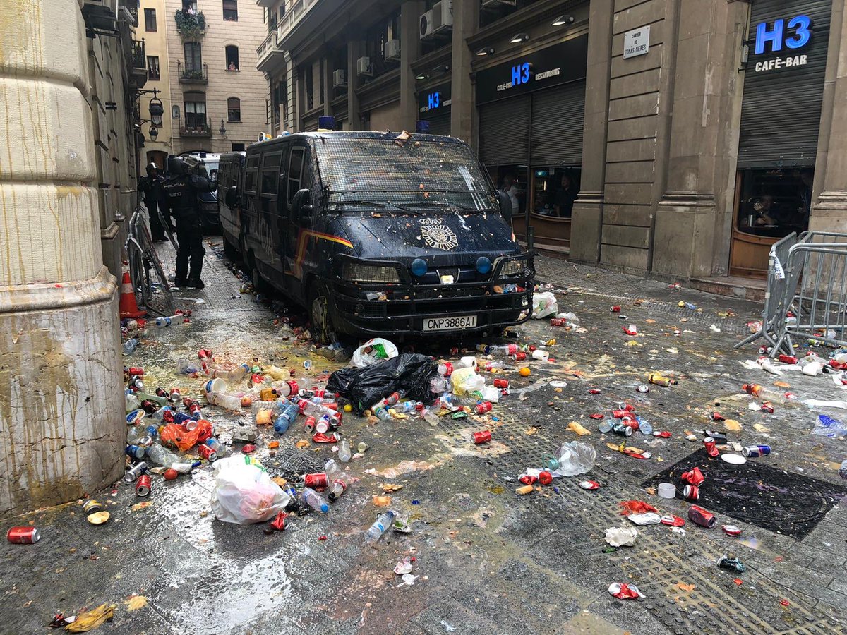 javiernegre10's tweet image. Propongo la medalla al mérito para los agentes de la UIP de la Policía Nacional que participaron en la terrible batalla de Barcelona además de la equiparación salarial que tanto se merecen. Retuit si estás de acuerdo y que se entere Marlaska. Son nuestros héroes.