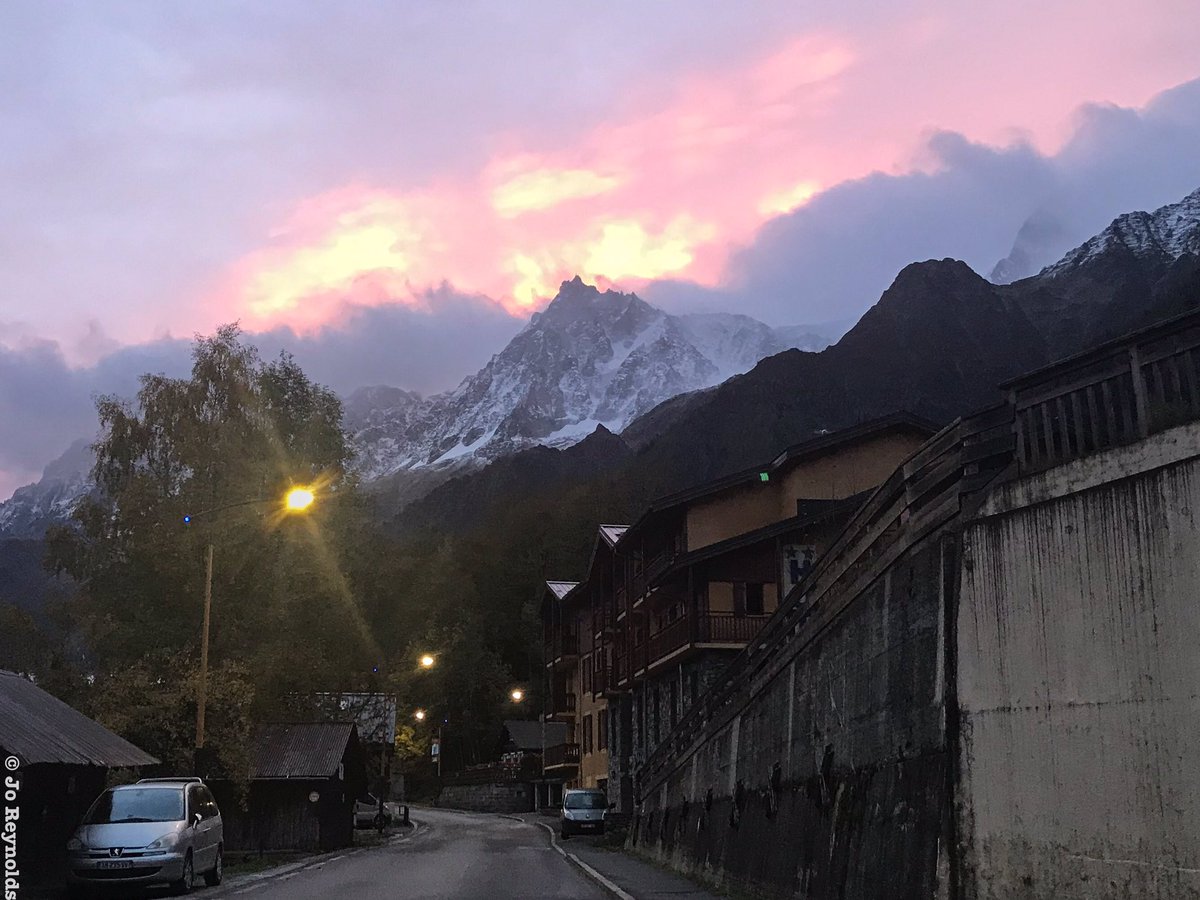joreynoldsML's tweet image. View from Les Houches this morning towards the Mont Blanc massif #chamonix #getupearly #sunrise @RockyPopHotel