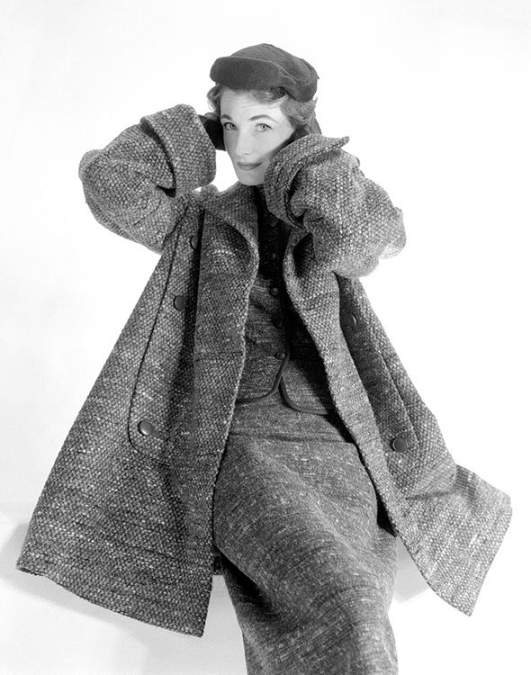 British fashion model #WendaParkinson, photographed for #Vogue magazine, September 1953.

#Photography by Norman Parkinson (<a href="/NPArchive/">Norman Parkinson</a>) : iconicimages.net/photographers/…