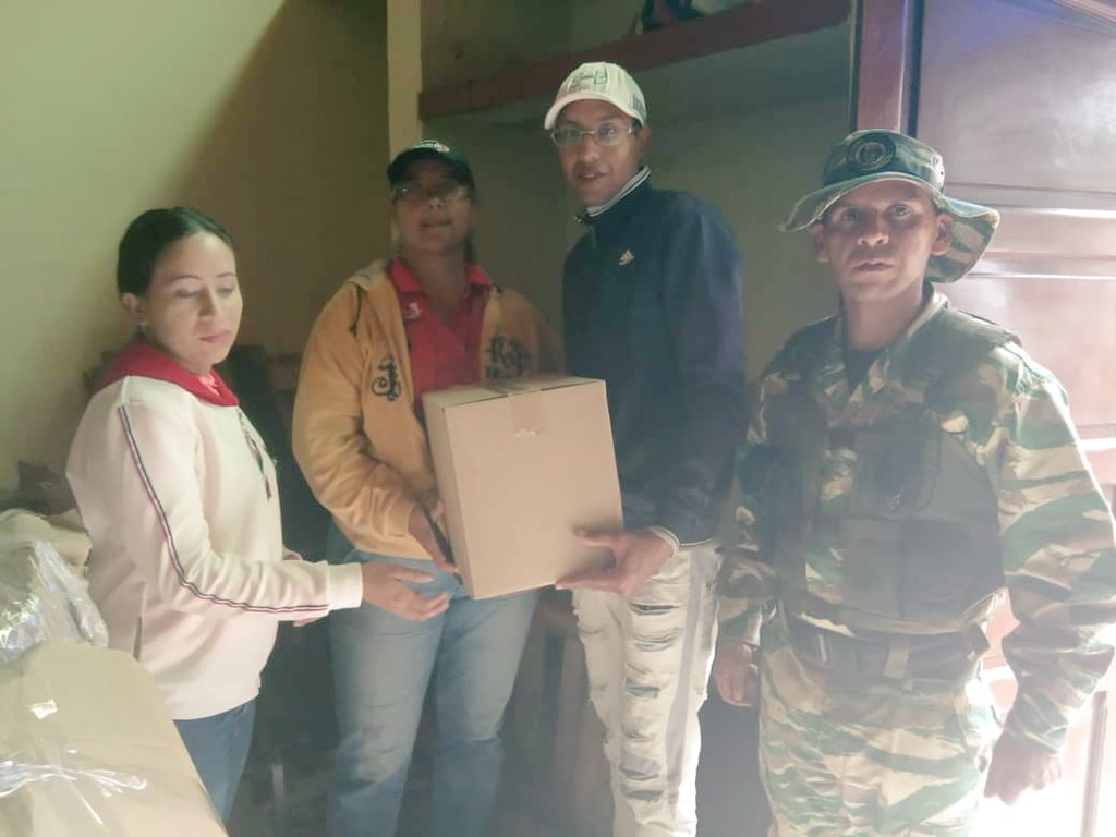 LogicasaOficial's tweet photo. #20Octu| Junto al Clap Faltrisquera y a la @MiliciaFANB garantizamos la entrega de 113 cajas #Clap a las familias del sector a través del mecanismo CEAS-PATRIA que activó el #Minppal en concordancia con el Gobierno Bolivariano para proteger al pueblo en medio del criminal bloqueo https://t.co/LDK5dStLp3