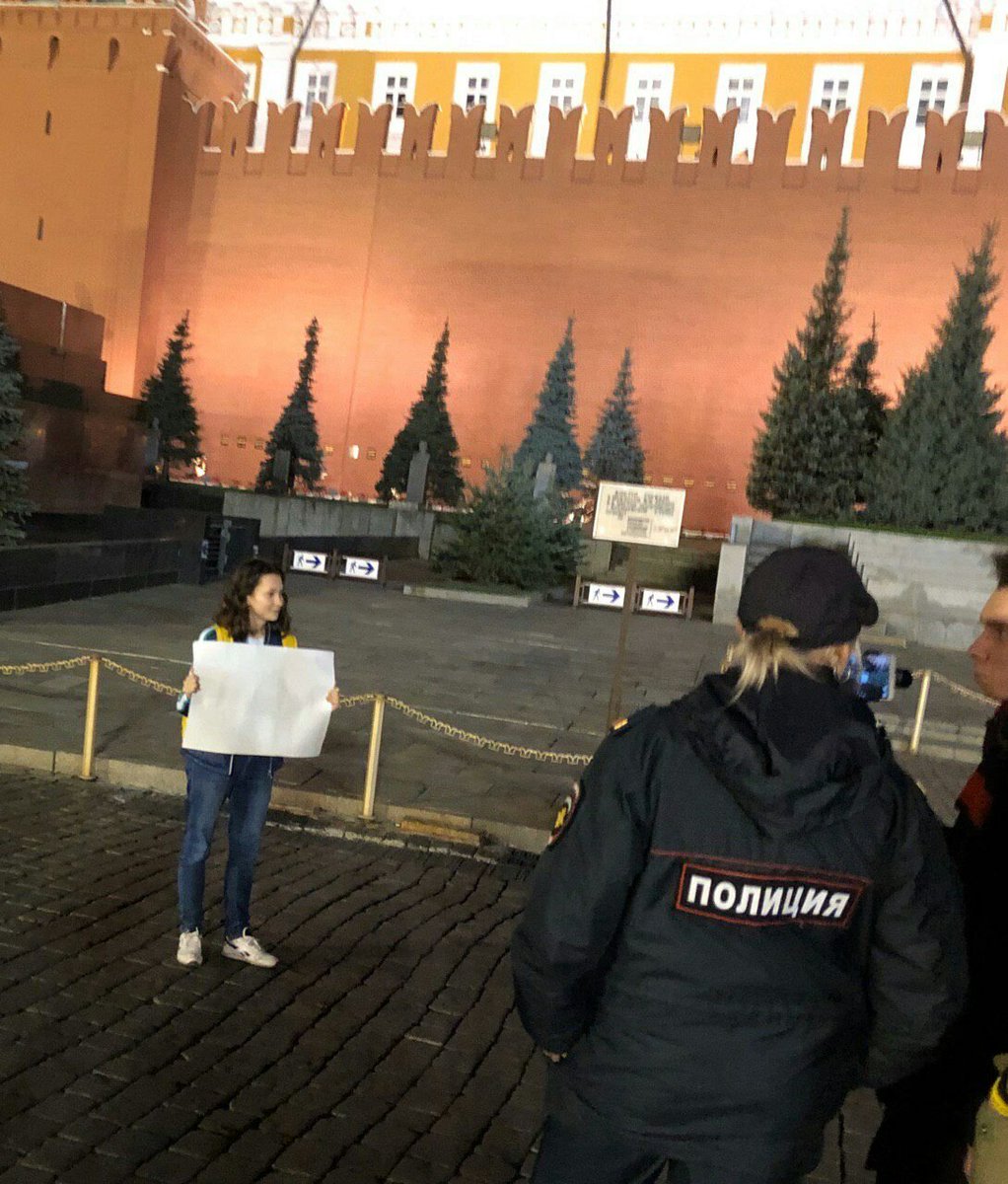 На Красной площади Ольгу Мисик («девочка с Конституцией») задержали за поднятый пустой лист бумаги. Советские анекдоты – в жизнь.