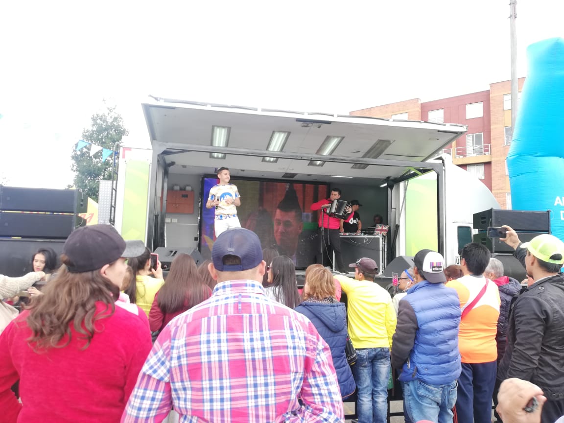 CanalRCN's tweet photo. #Festiparques 🎡☀💙 | Estamos en el parque Urbanización Ciudad Hayuelos, de la localidad de Fontinbón🎉👌 con la mejor música 🎶 e invitados especiales de nuestro talento RCN ¡Te esperamos! https://t.co/ThDeOmJtYP