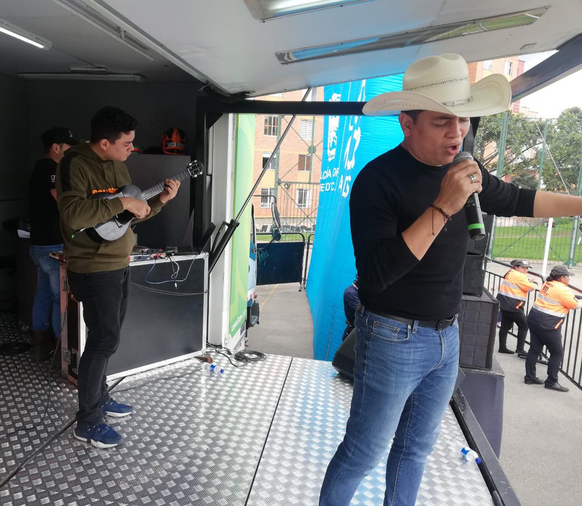 CanalRCN's tweet photo. #Festiparques 🎡☀💙 | Estamos en el parque Urbanización Ciudad Hayuelos, de la localidad de Fontinbón🎉👌 con la mejor música 🎶 e invitados especiales de nuestro talento RCN ¡Te esperamos! https://t.co/ThDeOmJtYP