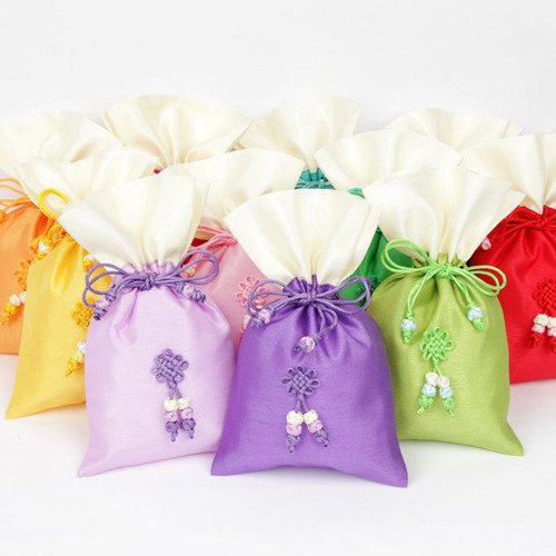 사랑하며 살아도 
너무 짧은 시간 

베풀어 주고 또 줘도 
남는 것들인데 

왠 욕심으로 
무거운 짐만 지고 가는 
고달픈 나그네 신세인가...