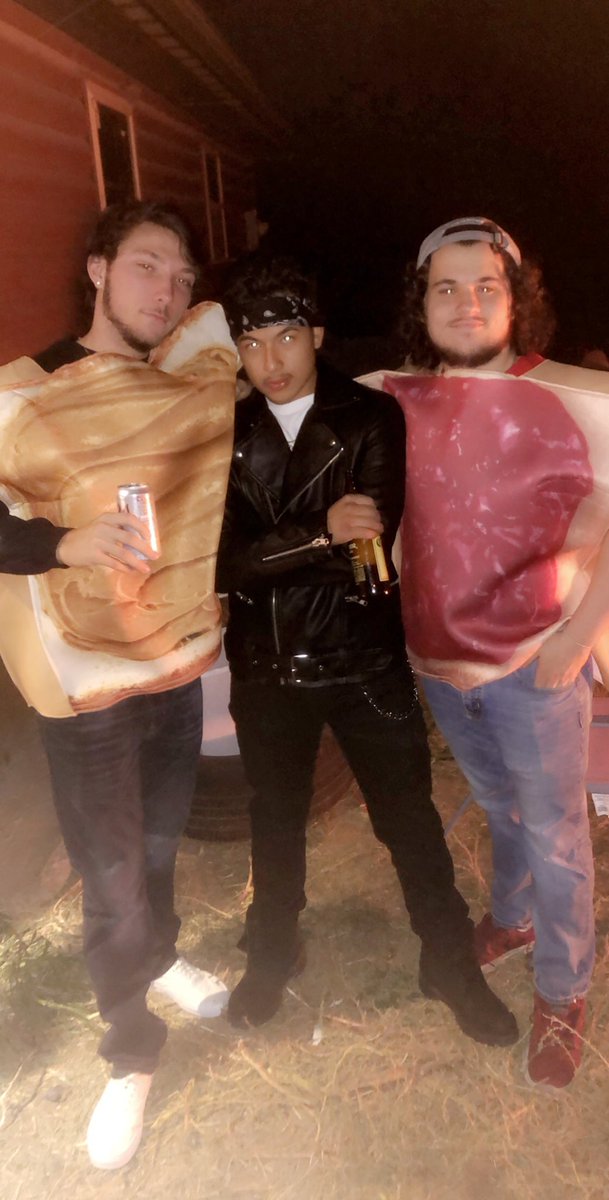 carlos_serrr's tweet photo. Chillin w Jif &amp; Welch https://t.co/Dze2o1FYNs
