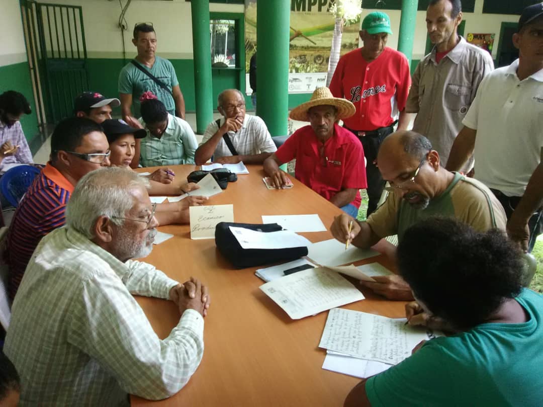 Carlosrequenaav's tweet photo. #7AñosDelGolpeDeTimón|
Cumpliendo lineamientos
de
@NicolasMaduro
@yelitzePSUV_
@Carlosrequenaav
el equipo de Economía Productiva del #PsuvLibertador
participó en el Encuentro de Líderes (as) Campesin@s, con miras al GRAN CONGRESO NACIONAL CAMPESINO https://t.co/5otZqHU9f9