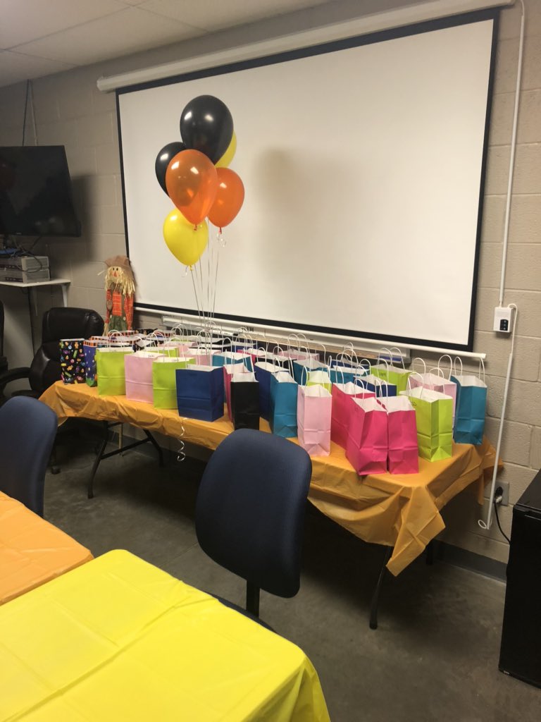 2773Lowes's tweet photo. Getting ready for Cashier Appreciation dinner for an awesome group of cashiers!! @1280Market https://t.co/2smcWhCQsM