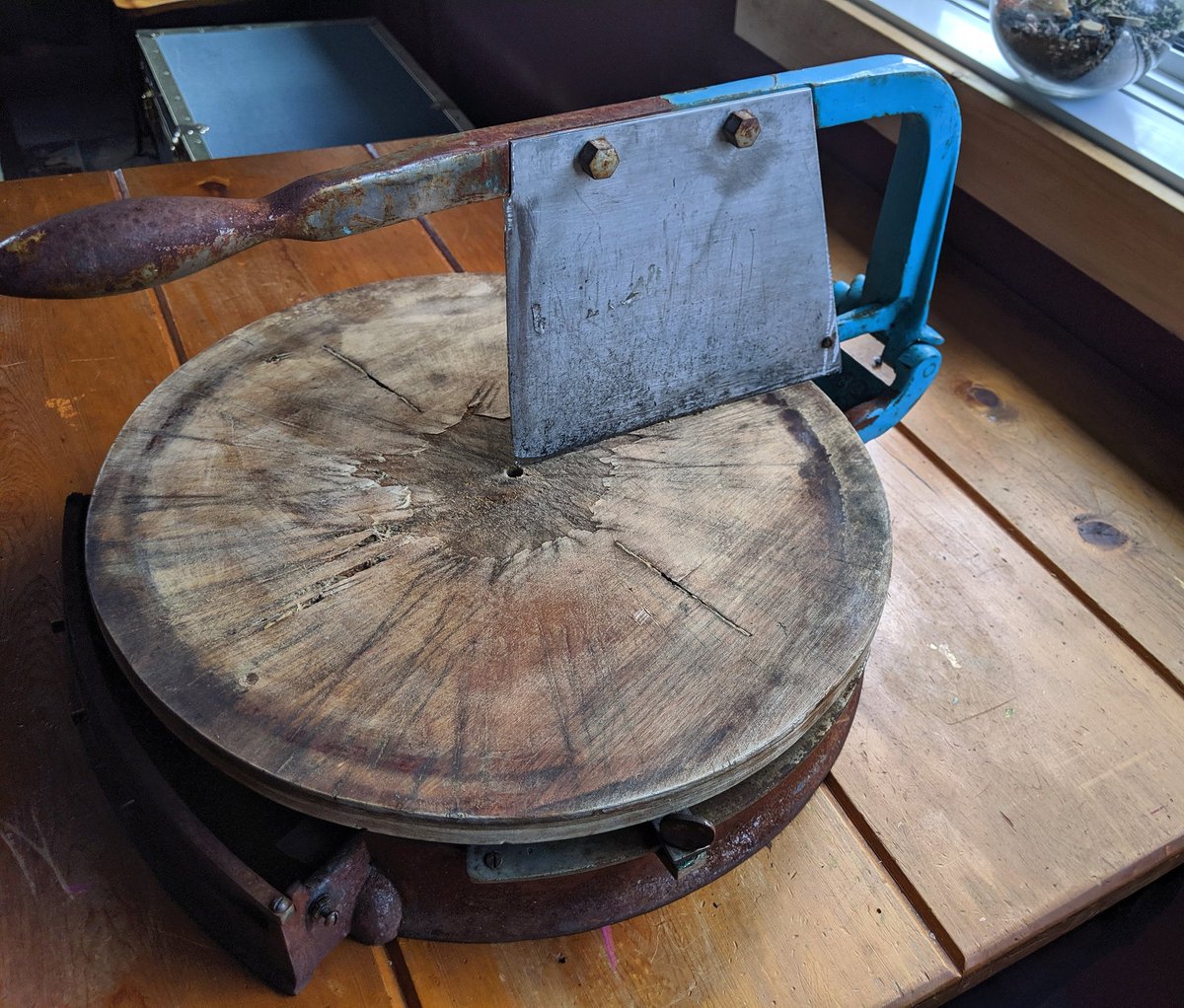 Cheesewizzard's tweet image. It needs some TLC and a few parts replaced, but it is mine #cheesefixerupper #cheeserelated #cheesecutter #yegcheese
What a score, reasonably priced for the condition and a winter restoration project.