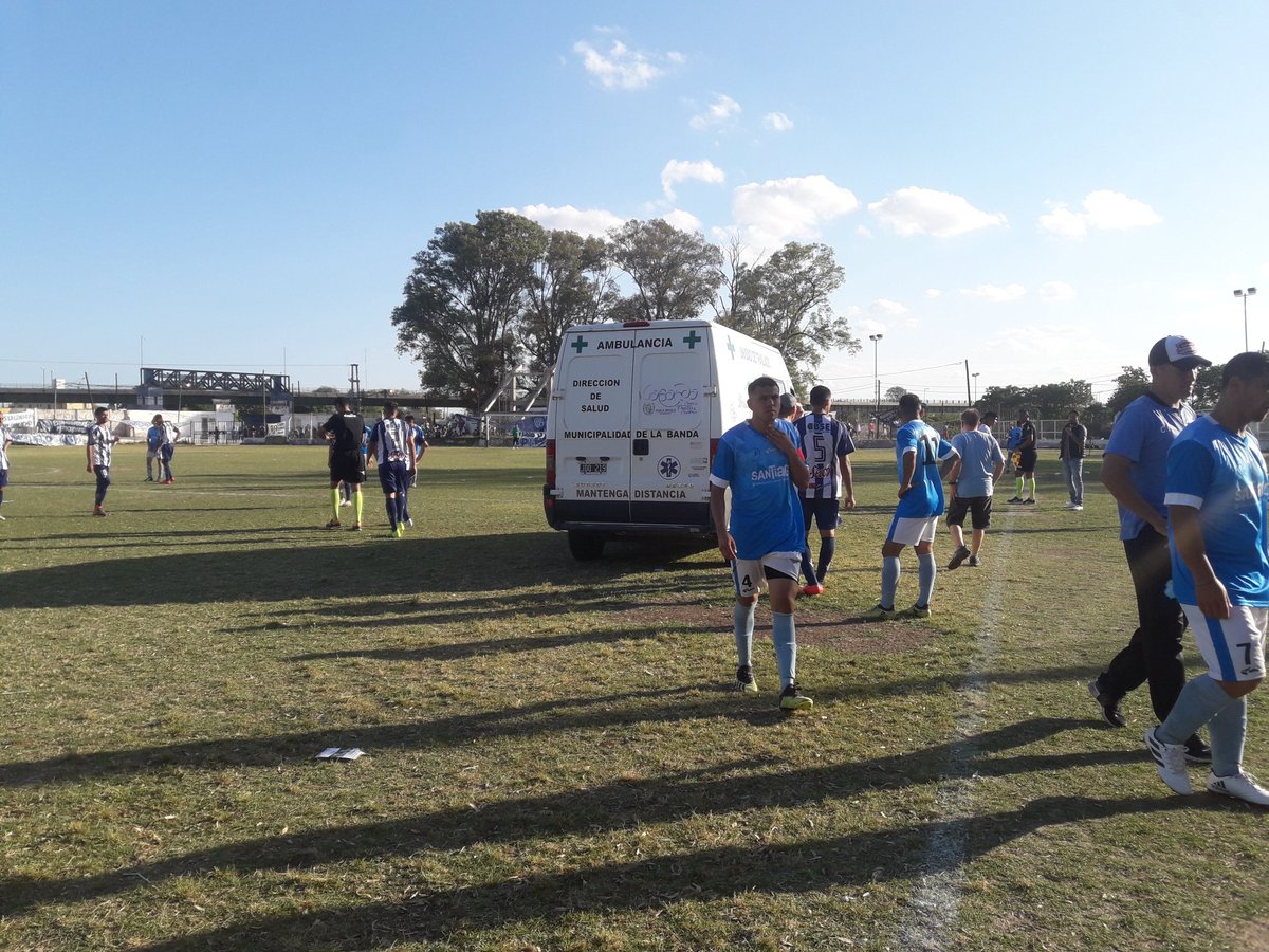 #CcaFutbol
Se detiene el juego a los 42' del pt Lucas Suárez de Sarmiento en retirado en ambulancia por un golpe en el hombro, luego de disputar una pelota con falta incluida sobre Franco Diosquez, lo que Derio en la expulsión del jugador de Sarmiento.