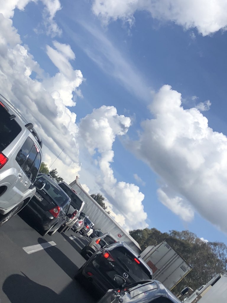 Jesssana's tweet photo. @CAPUFE accidente trailer atravesado sobre autopista Qro-Mex https://t.co/ILYHyw2Lrs