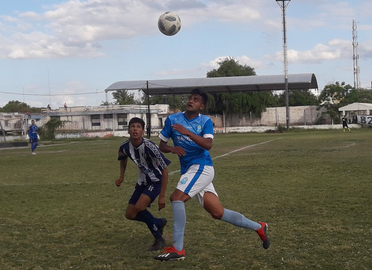 #CcaFutbol
Se reanuda el clasico. Sarmiento juega con 10 por expulsión de Lucas Suárez. #VamosCentralArgentinoTodavia