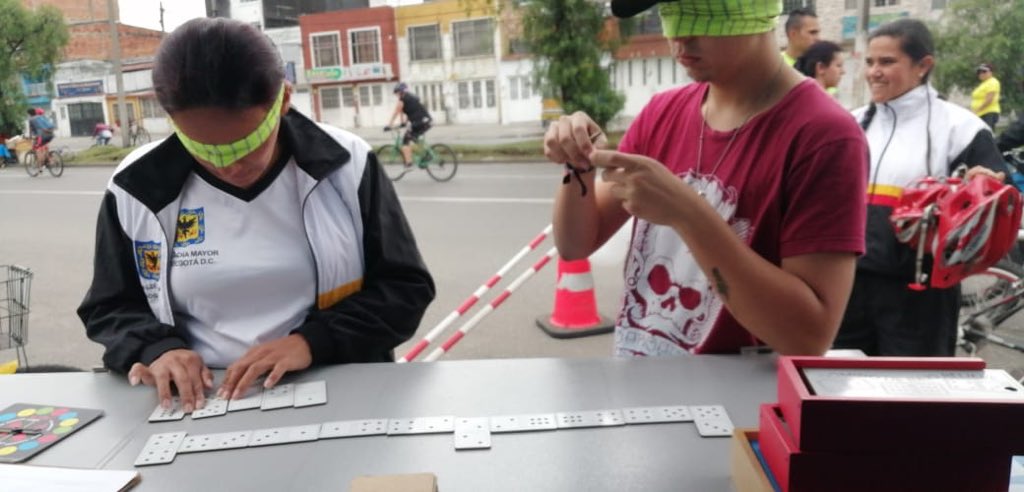 IDRD's tweet photo. Los asistentes al #Festiparque de la localidad de Fontibón participan en diferentes actividades como taller de lengua de señas dentro de la Zona Sensible.
#RecreaciónIncluyente👍🏻 https://t.co/wLhpCwmYXs