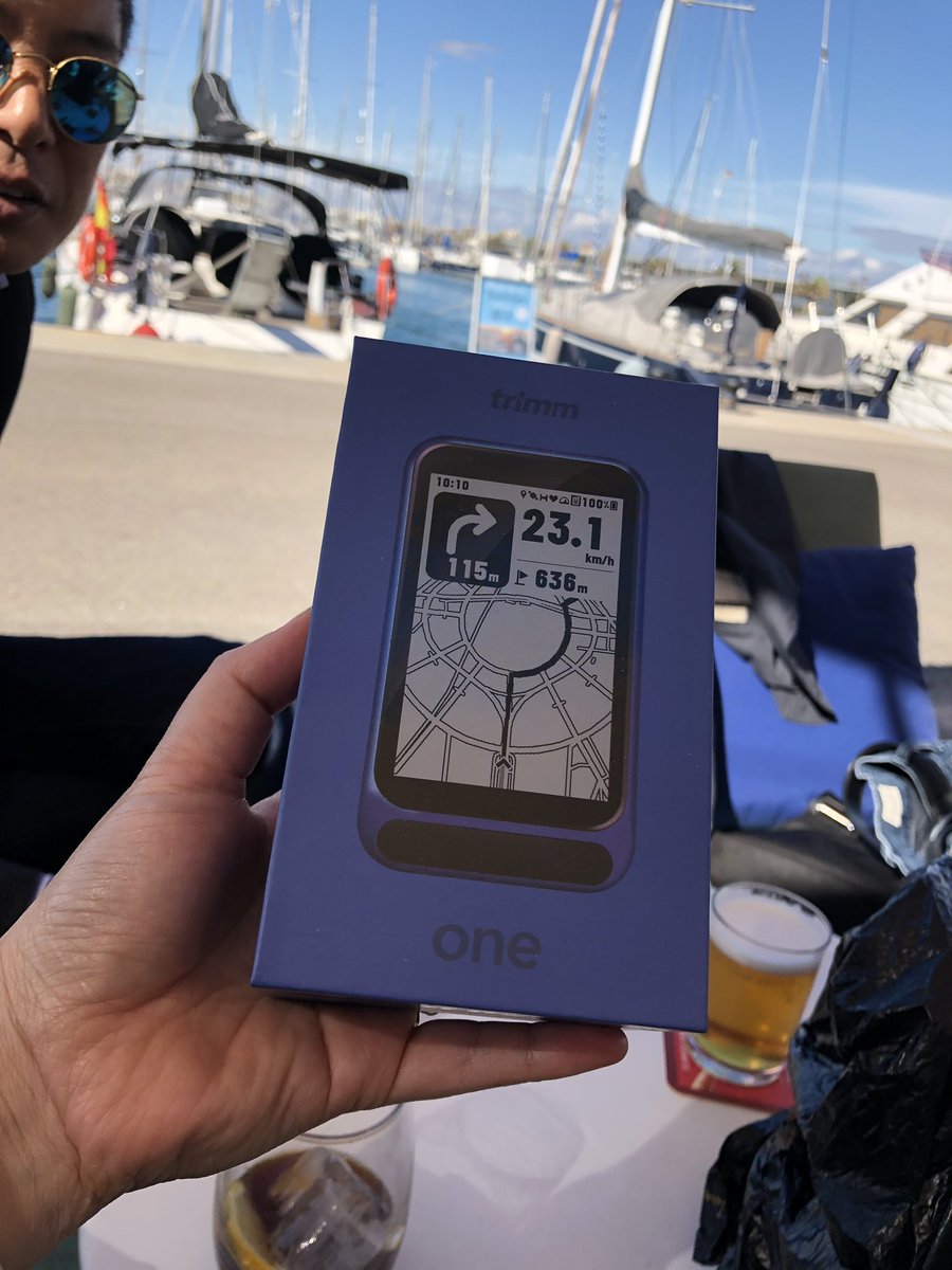 dariapon's tweet image. Unboxing #trimmOne 
Soy la primera persona que prueba #TrimmOne de #europa 
Tengo el color azul marino(Hay varios colores que para elegir) muy #Legibilidad, bien diseñando, dura la batería con placa solar y ultra súper ligero.
Luego voy a probar con el #speedsensor