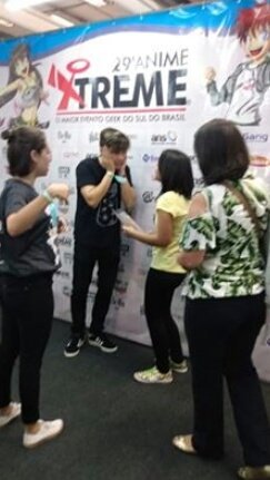 neyy_arts_'s tweet image. (imagens d boa qualidade? NÃO! kkkk) 
ESSE FOI UM DOS MEEEELHOOOREEEEEEES MOMENTOS DA MINHA VIDA!!!!!!! 
ENCONTREI O @OGatoGalactico E ELE ME RECONHECEU DE CARA!!!! 
FOI MEEEEEEEGA EMOCIONANTE!!!!!! AAHHHH FIQUEI TÃO FELIZ!!!!! 
😍😍😍😆😆😆🎉
#SouMiau
#SuperFã
#AnimexTreme2019