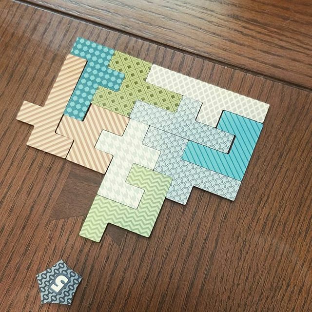 IntrsxnGames's tweet photo. Daughter had friends over to play #TANGL and #WAYK and I stole some great shots. This Tangl is worth 15 points for the Win!! #familygamenight #boardgamedesigner https://t.co/qrNT1ldwou https://t.co/Zwe6QguZXu