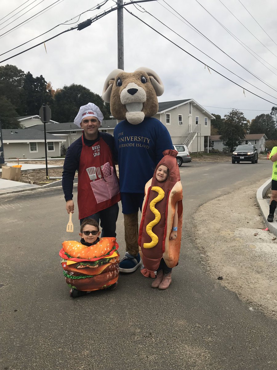 Kids had fun at <a href="/universityofri/">URI</a>   <a href="/URIGreekLife/">URIGreekLife</a> ‘s Rhody’s Not So Spooky Halloween 🎃 Party. 🍔  🌭 #URIStudentAffairs 👻