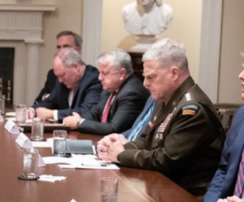 20/ Three out of five of the men sitting to Trump's right have their head, neck, and torsos bending forward. Quite notably, NONE of these three men are looking up. This is consistent with shame, sadness, and/or deception.