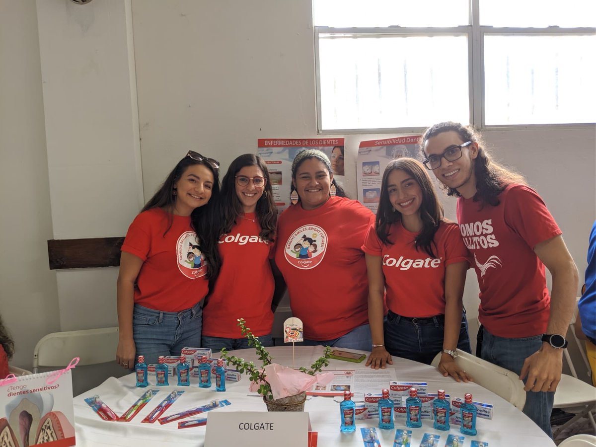 predentales's tweet photo. Nuestras Predentales Kiany y María dando charlas sobre la salud oral y como mantenerla a pacientes y sobrevivientes de Cáncer en Un Postre por una Causa ❤️🦷🍬🍪. Gracias @colgate por esta oportunidad. #ToritosPredentales https://t.co/9kAyWqjM7s