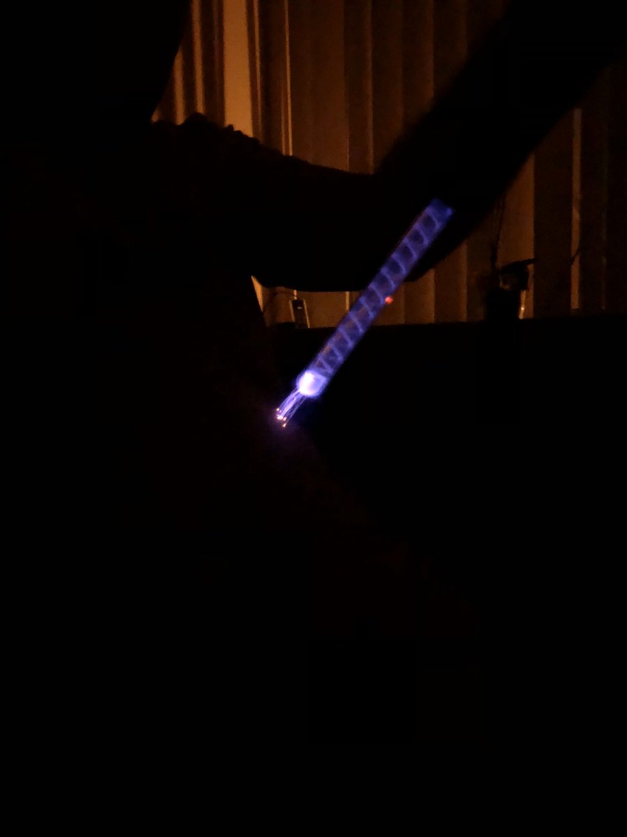 De Neon wand-zo leuk om mee te spelen en hoe meer vonkjes ik zag hoe mooier effect en hoe pijnlijker prikkelender en lekkerder het subje het vond.
Mrs Bo