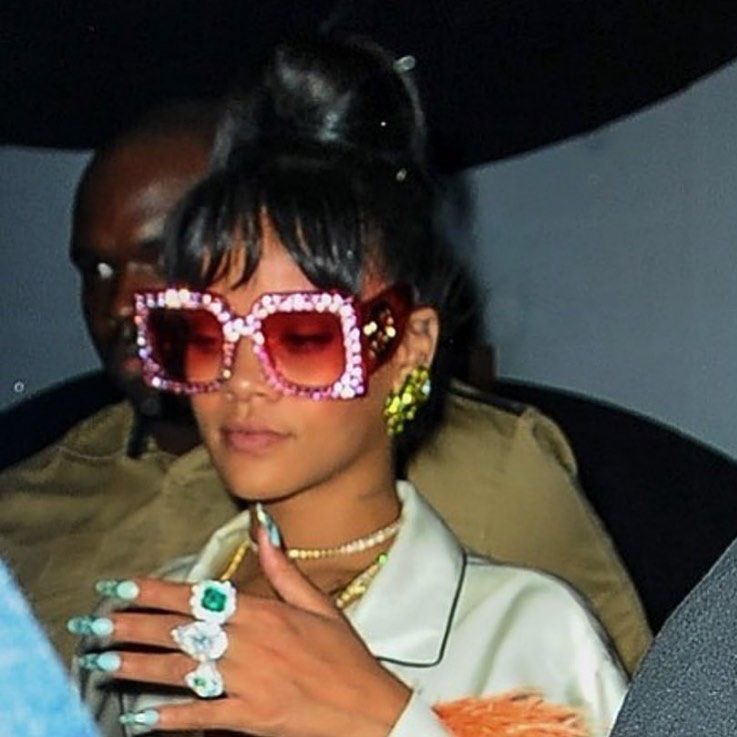 glossyea's tweet photo. Rihanna in shades https://t.co/ipysCkevfQ
