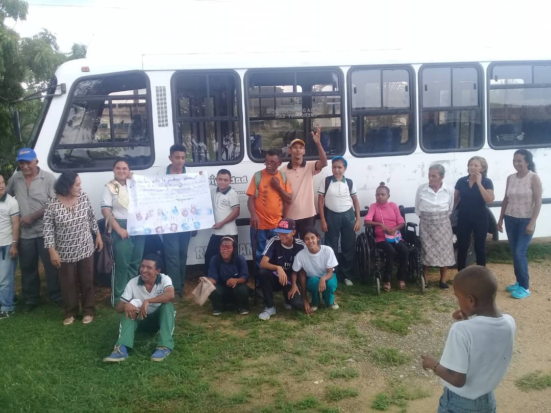 Ministro de transporte Ing. .<a href="/tupamarohipolit/">Hipo Lito</a> entrega buseta repotenciada a beneficio de la fundacion de niños de "Condición Especial" de (6) municipios del estado Falcón.
.@TupamaroMRT 
.<a href="/JosePintoMRT/">Jose Pinto</a> 
.<a href="/luder2021/">Luder.Araque MRT</a> 
.<a href="/OrienteMRT/">Bloque Oriental Tupamaro</a> 
.<a href="/LlanosMRT/">Tw Oficial Tupamaro Bloque Llanero Amazónico MRT</a> 
.<a href="/ifetren/">Ferrocarriles Vzla.</a>

#TupamaroDeAniversario