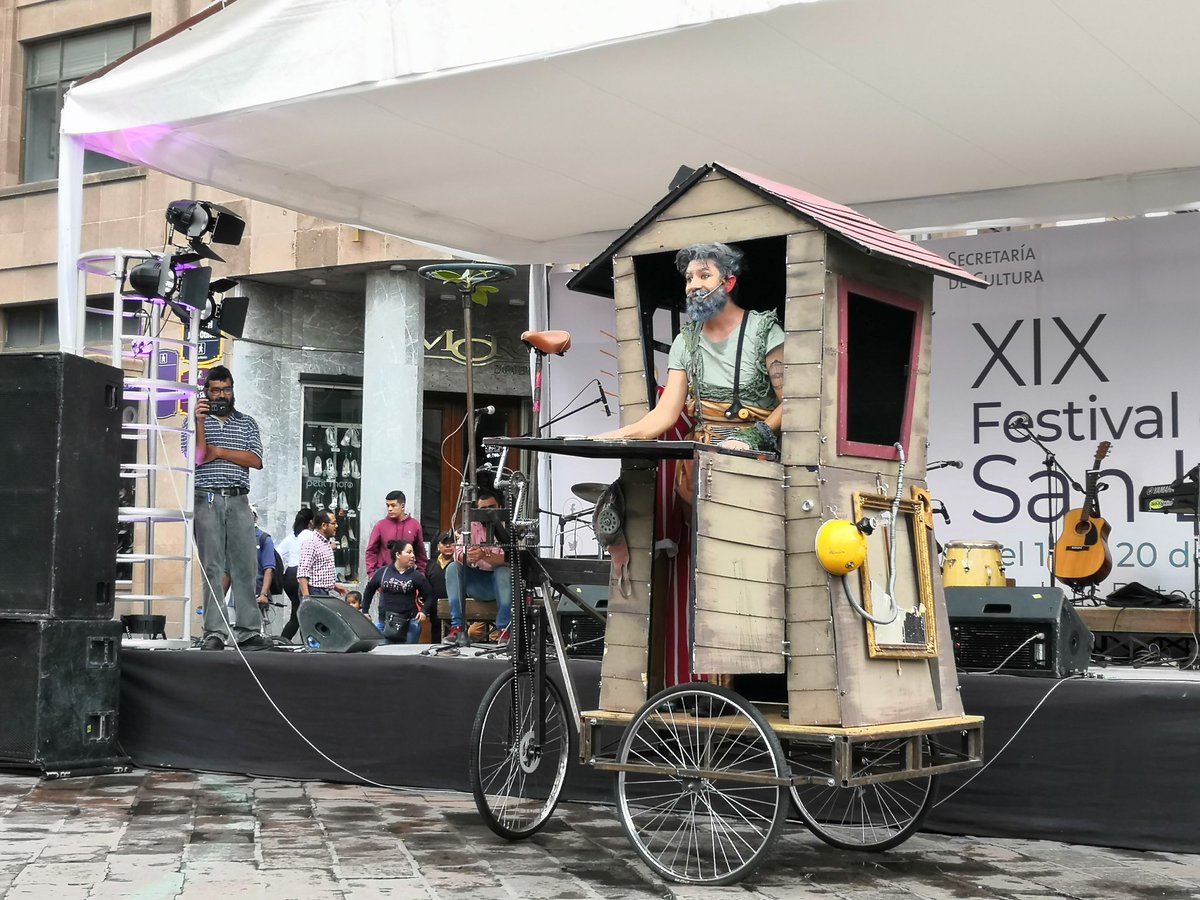 festivalsanluis's tweet photo. 🎼🎷 #AlMomento:
Originarios de Jalisco y con la obra "Llévame", inicia el programa infantil del #FSLP2019 con  Claunódromo en la Plaza de Armas para demostrar que el arte del clown está más que vigente en nuestro país. 

#FestivalDeSanLuis
#CulturaViva
#SLP https://t.co/Bus0bhfxZN