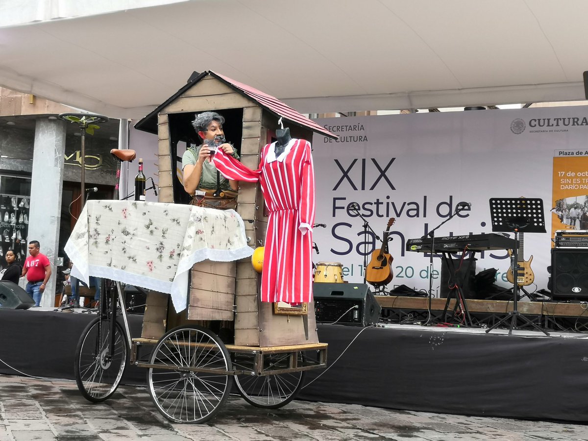 festivalsanluis's tweet photo. 🎼🎷 #AlMomento:
Originarios de Jalisco y con la obra "Llévame", inicia el programa infantil del #FSLP2019 con  Claunódromo en la Plaza de Armas para demostrar que el arte del clown está más que vigente en nuestro país. 

#FestivalDeSanLuis
#CulturaViva
#SLP https://t.co/Bus0bhfxZN