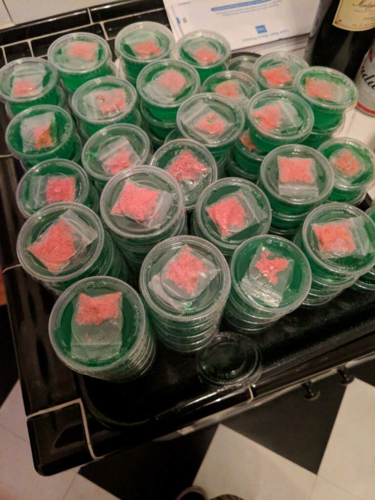 100pelectronica's tweet photo. The crystals in @4D4MK4NE’s Jell-O shots were all charged during @telepathicvapor’s set 💎 https://t.co/TqOY2GAvdN
