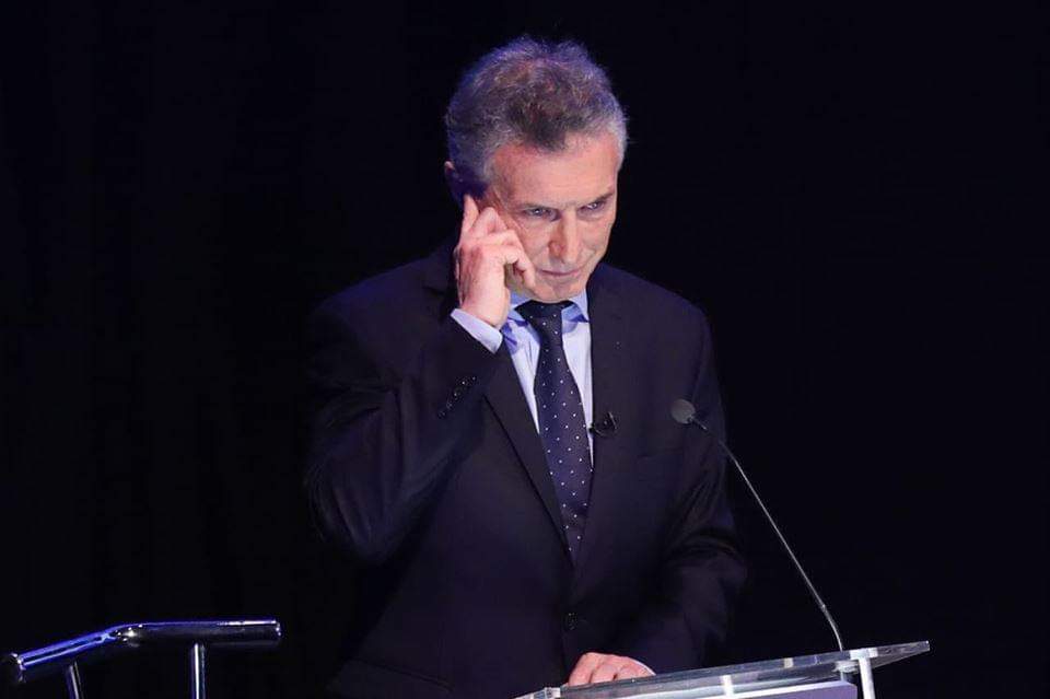 DanteForesi's tweet photo. En el programa de @luisnovaresio acaban de desestimar casi como una nota risible de color de @lulipop07 el supuesto auricular de Macri en el #DebateArg2019. Si hubiera aparecido en la oreja de @alferdez se la estarían arrancando como Tyson a Holyfield https://t.co/9ZZoc8tERB