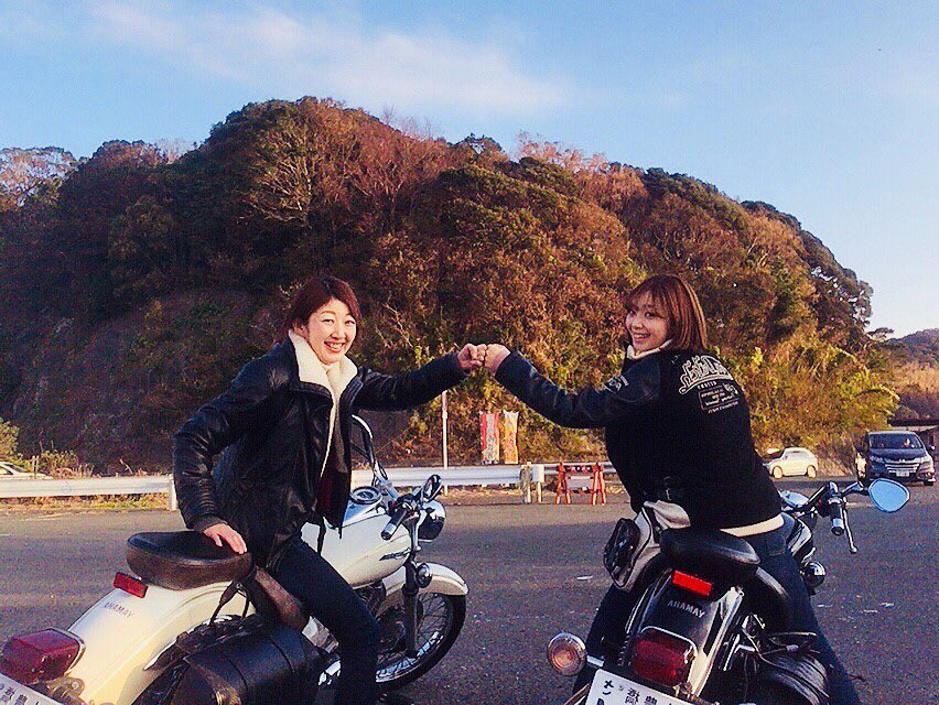 yuina736's tweet photo. お母さんの話。
20代の頃にバイクにはまって、もちろん乗りたかったけど親とか周りに反対されて結局乗れなくてすっごい悔やんで、、
そんなお母さんを見かねた娘の「バイクの免許一緒に取りに行こう！今からでも遅くない！」
の一言で

30年越しにその夢を叶えました✨ https://t.co/vsTYUAktqP