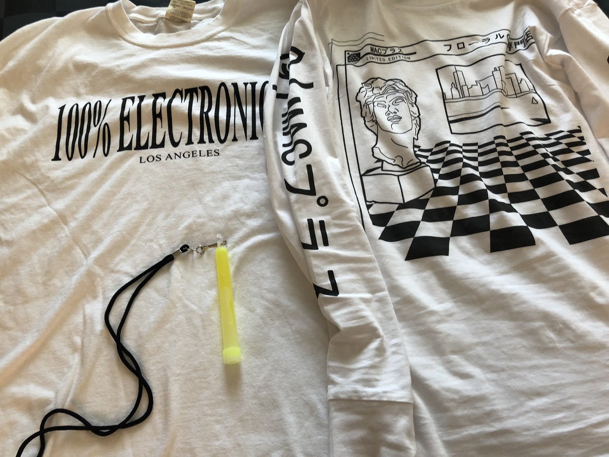 wiindoww's tweet photo. #electronicon2 haul https://t.co/MToQGbLJM7