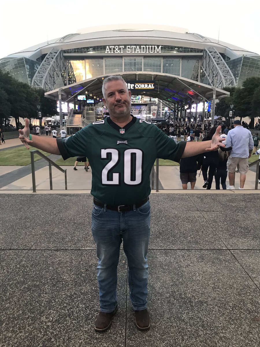 plugdnlifnplugd's tweet photo. It’s EAGLES time! FLY EAGLES FLY!! When you’re in Dallas you wear you @BrianDawkins #20 and people part like the Red Sea!! 💪🦅 https://t.co/IeVwOyPv0i