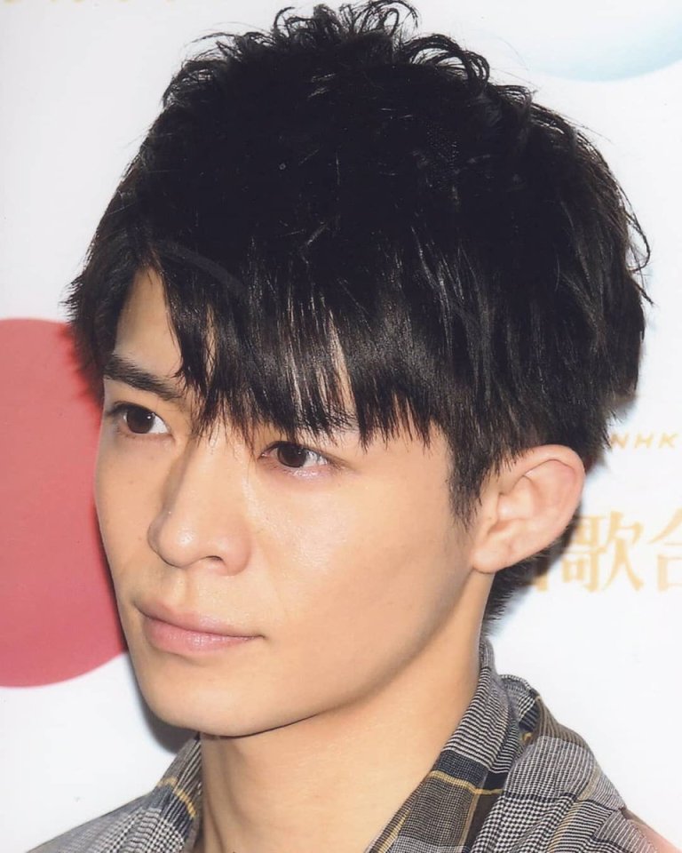 どんちゃん 岸くんの担当美容師さんへ 本日予約の岸優太さんですが おまかせ とのことでしたら 昨年の冬の髪形をお勧め下さい 黒髪短髪がイケメンフェイスを引き立てて最高ですので 色はダーク目がお似合いです そして必ず3週間に1度